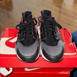 Nike Huarache Run (GS) Black/Bright Crimson Size 7Y
